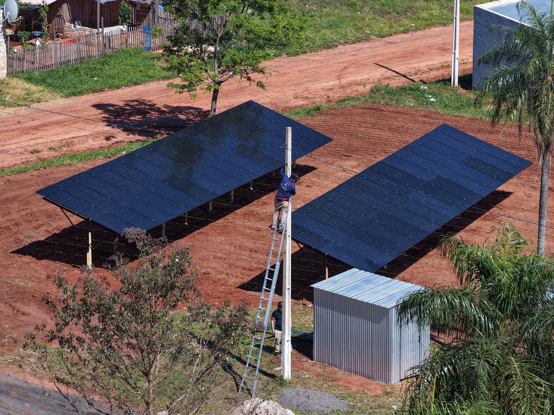 Instalador de Chaco Solar montando una planta solar sobre suelo