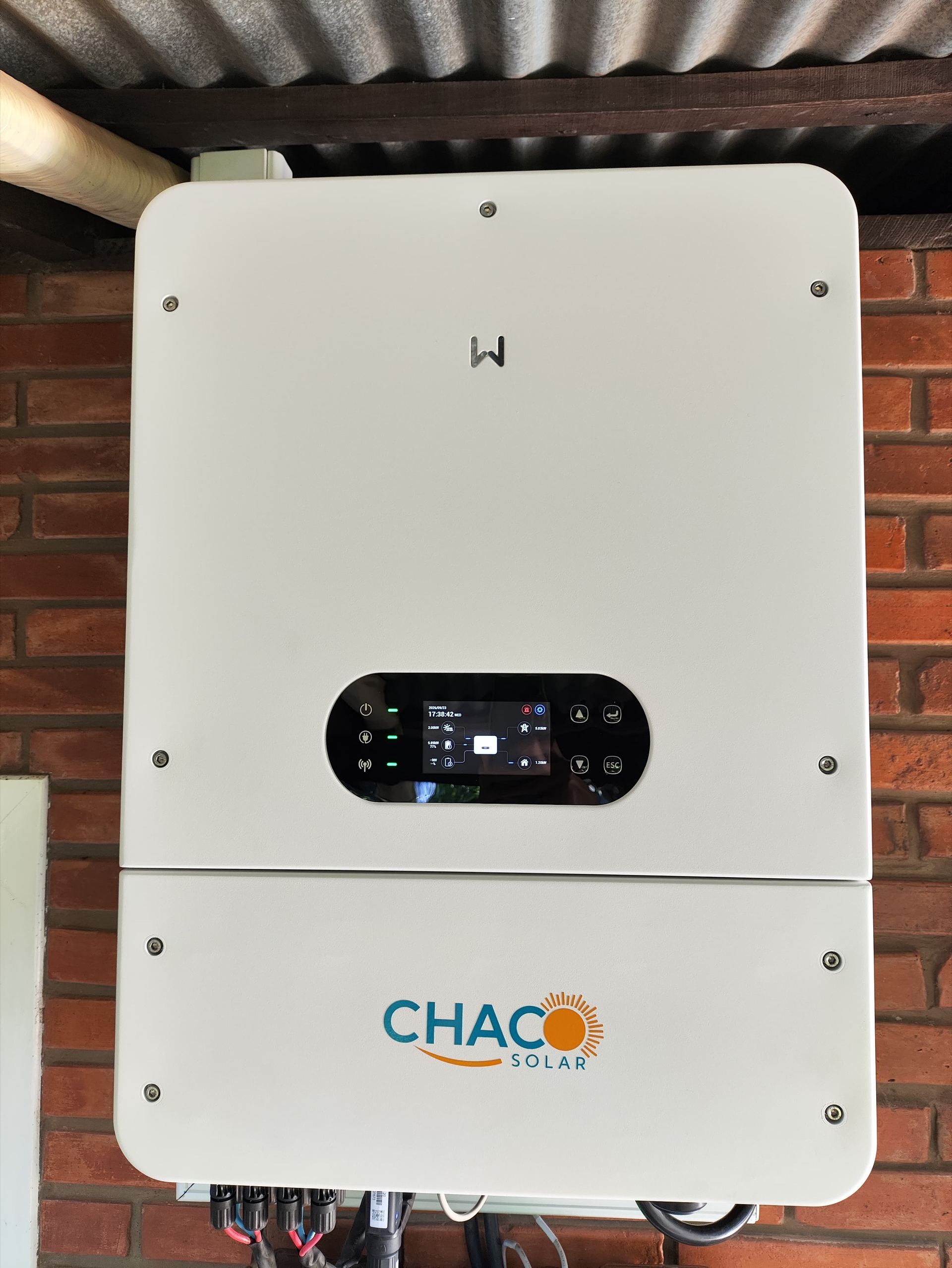 Inversor híbrido de Chaco Solar montado en una pared de ladrillo