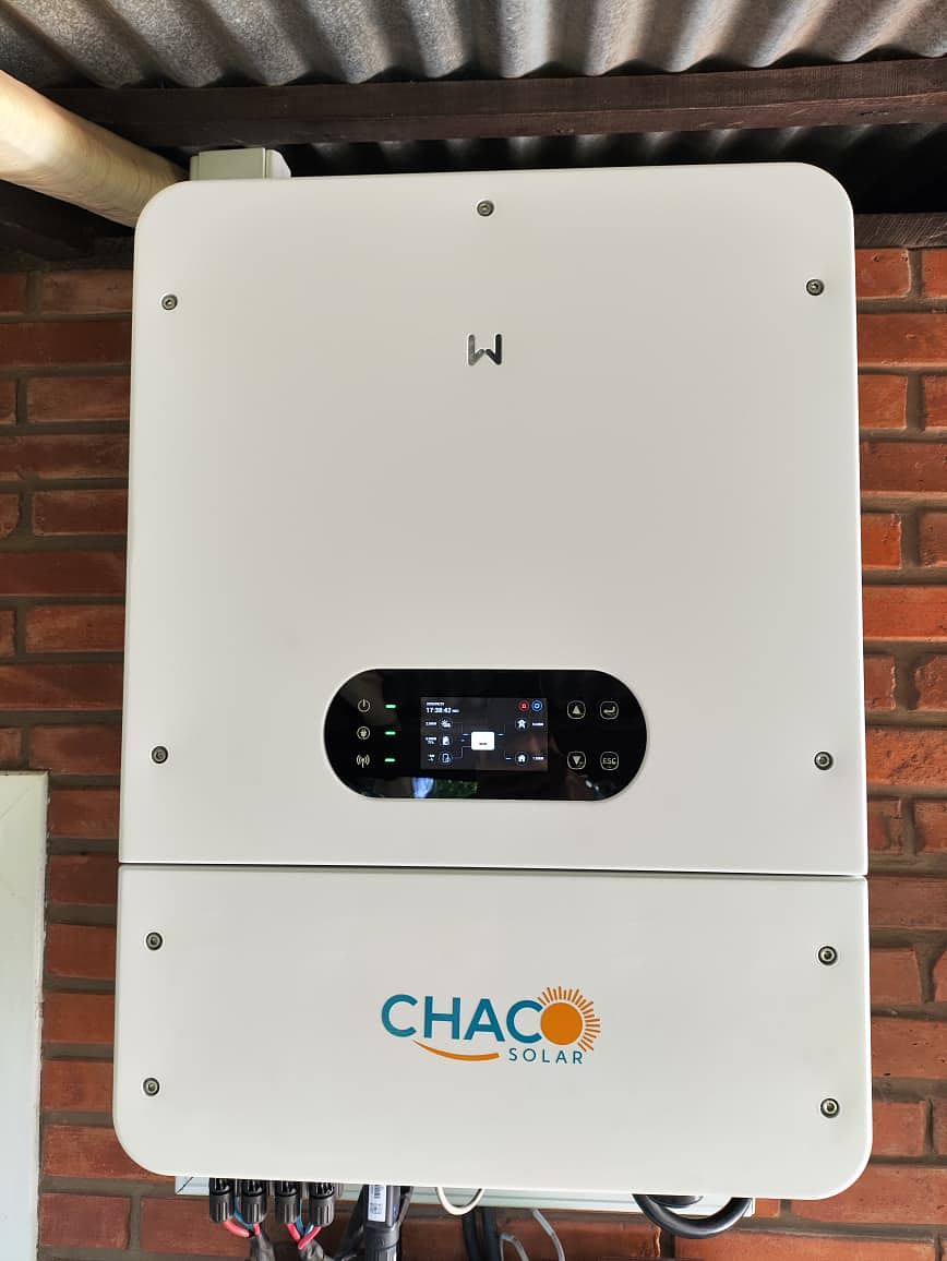 Inversor híbrido de Chaco Solar instalado en una pared