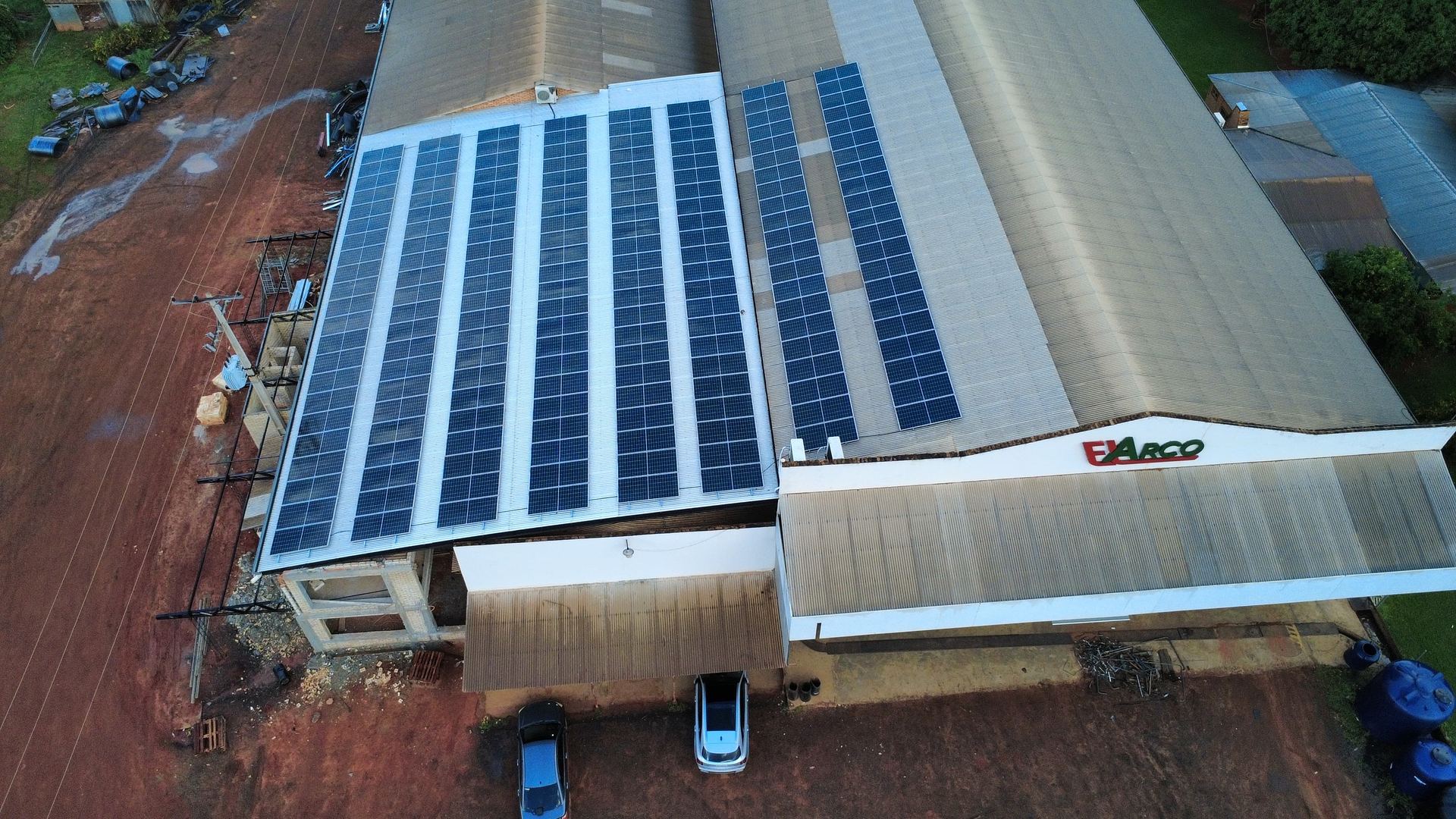 Vista aérea con dron de la instalación solar en el techo de la planta El Arco