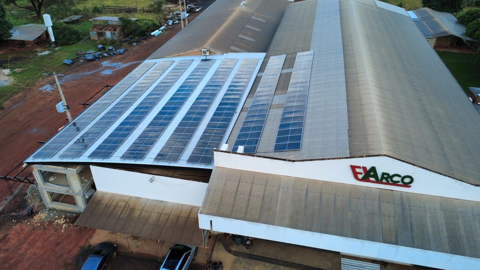Vue aérienne d'un toit commercial équipé de modules solaires