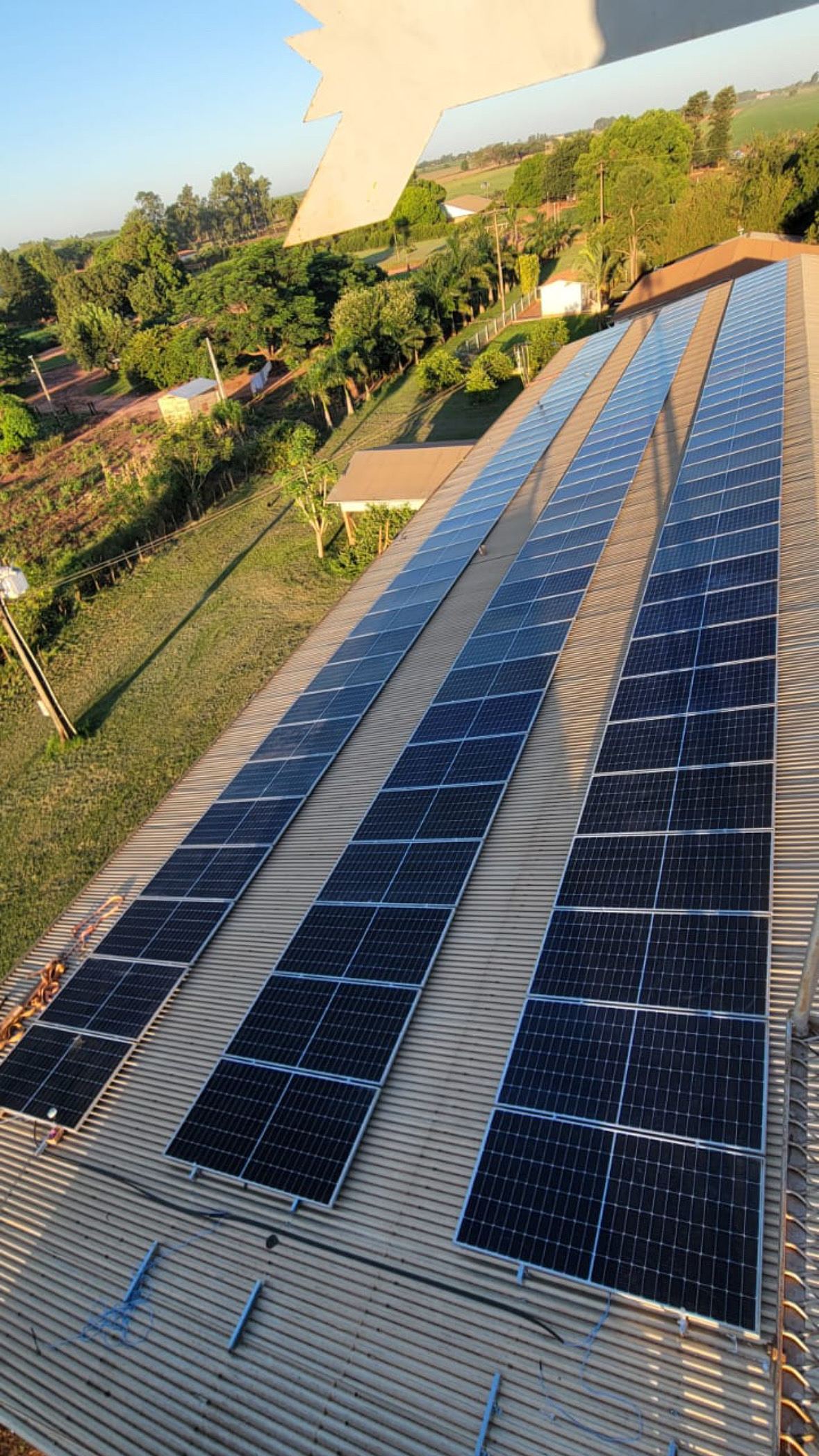 Rangées de modules solaires sur un toit en tôle ondulée vues du dessus