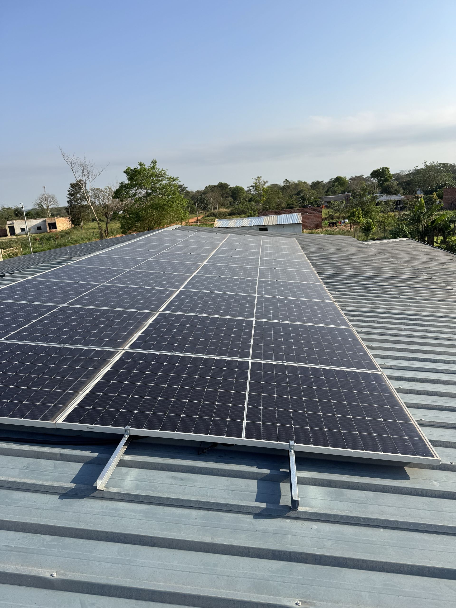 Módulos solares recién instalados en un techo de chapa en Paraguay