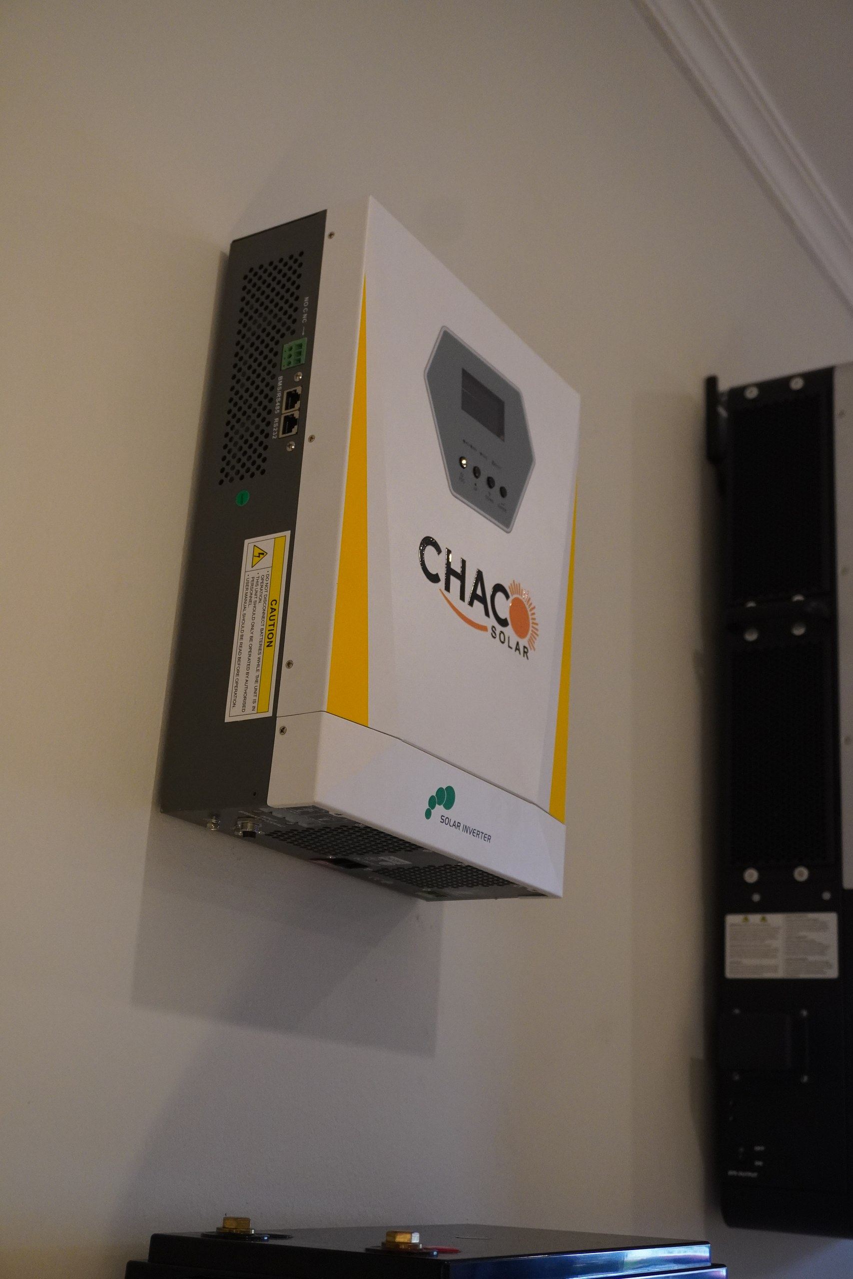 Inversor de Chaco Solar montado en la pared