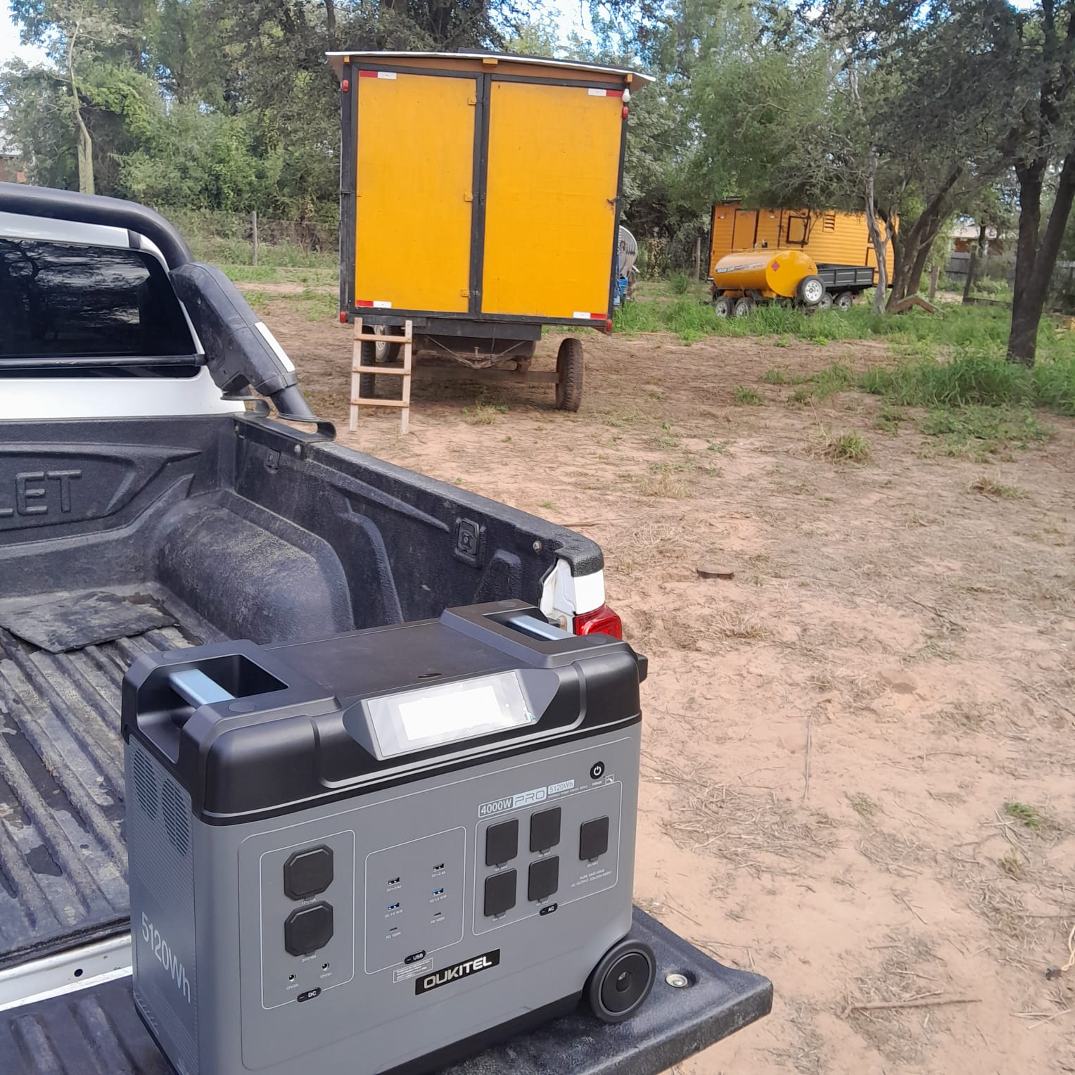 Oukitel P5000 Pro Powerstation im Einsatz auf einem Pickup im Chaco