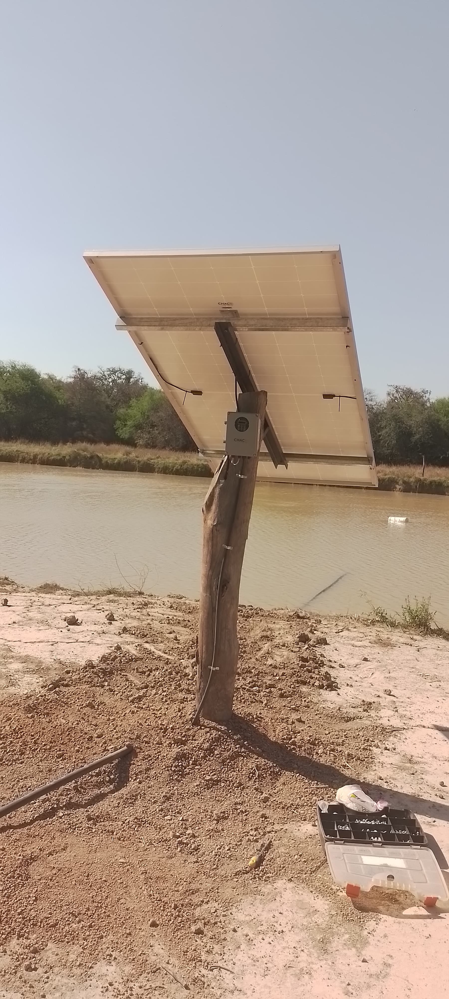 Panel solar para bomba de agua en una estancia
