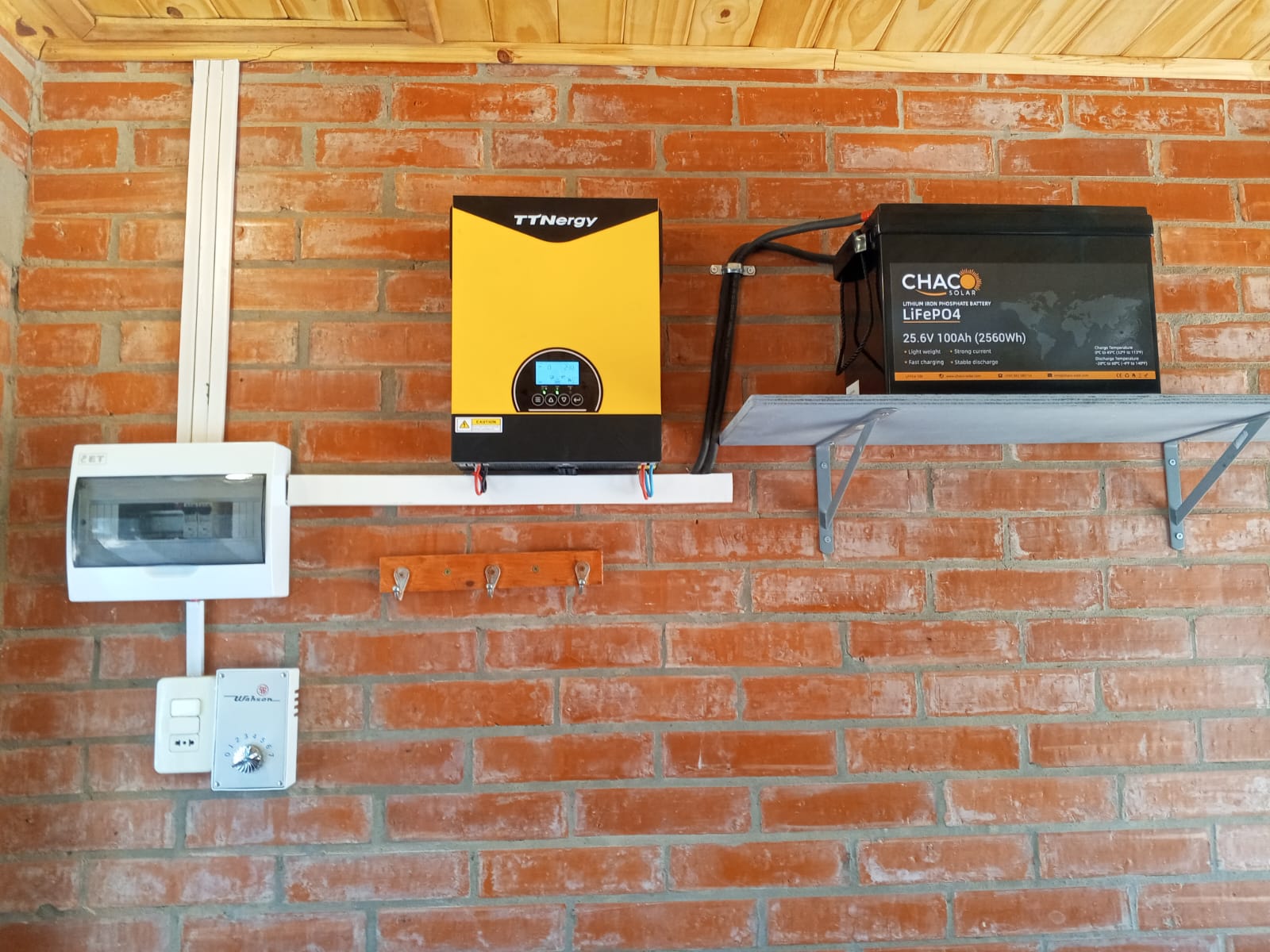 Sistema off-grid con inversor y batería